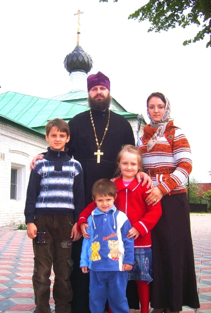 Отец Иоанн и матушка Дарья с детьми Елизаветой, Павлом и Николаем